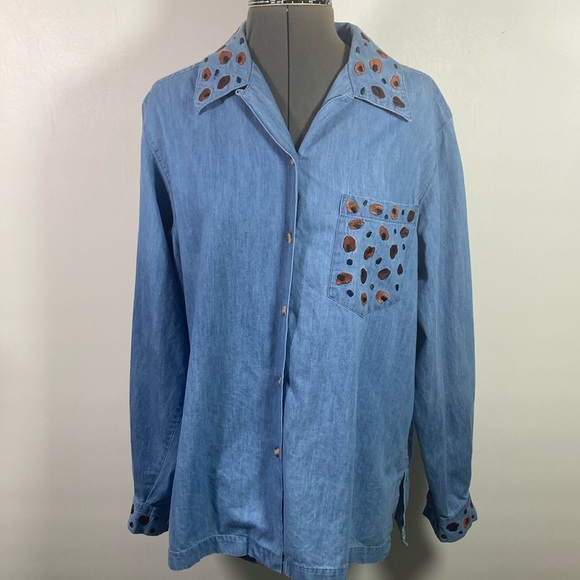 Belle Pointe Top Women Size M Chambray Long Sleeve Button Up Embroidery - Picture 1 of 10